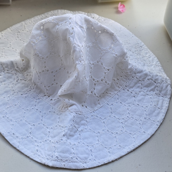 Old Navy White Eyelet Kids Hat - Picture 2 of 8